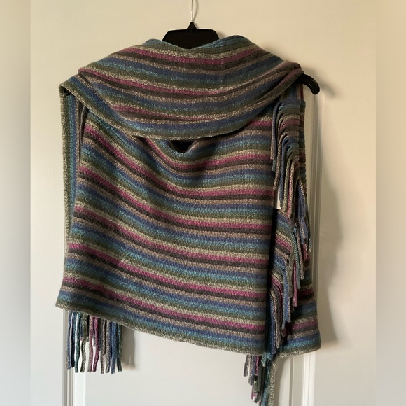 Womens knitted shawl scarf with light metallic threads - Picture 4 of 4